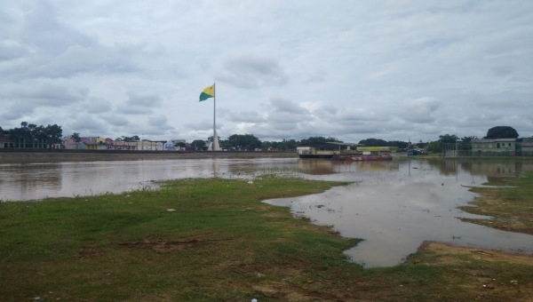 Rio Acre atinge cota de alerta e invade estacionamento e parte de rua no Bairro da Base 